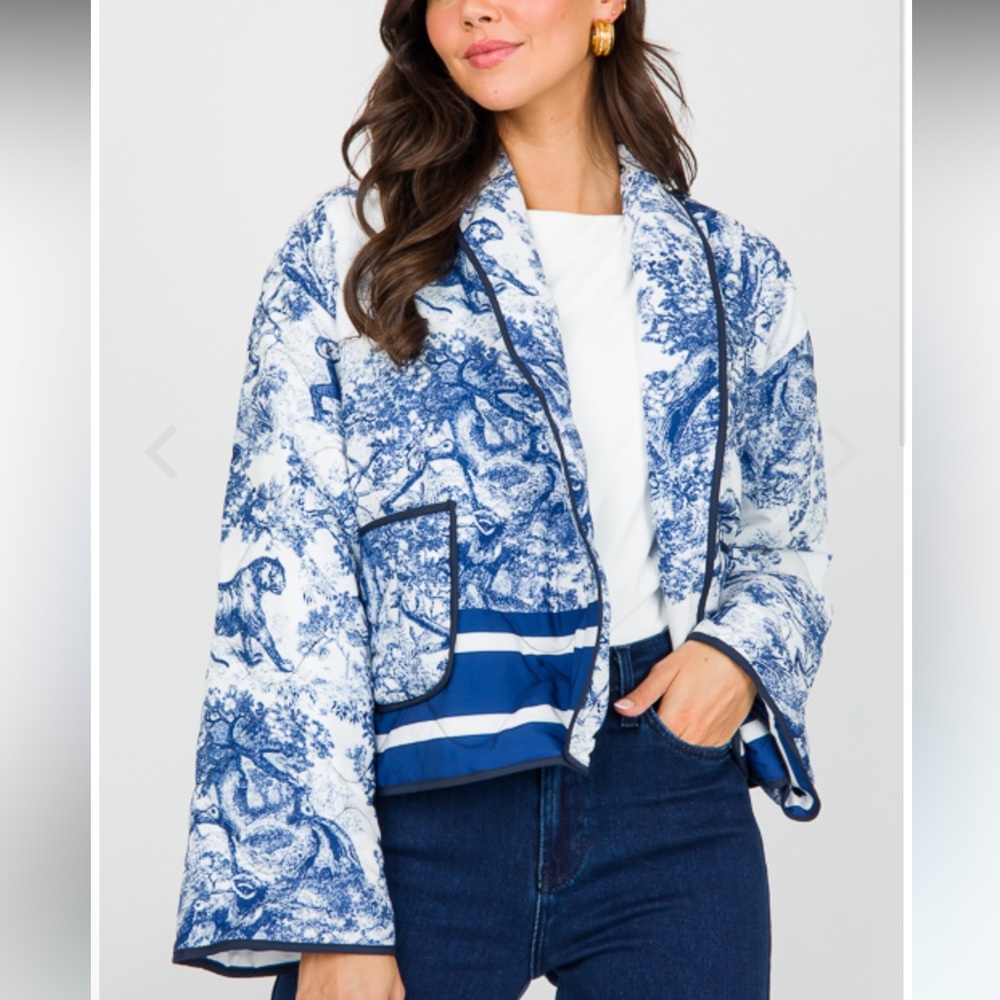Blue and white print jacket. EUC. Size M. Boutique. 100% Polyester